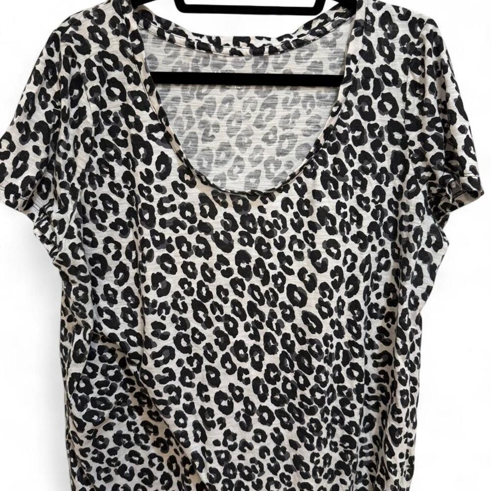 Ava & Viv Women's White & Black Leopard Casual Comfy T-shirt